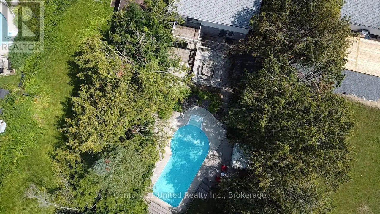 1696 APPLEWOOD CRESCENT