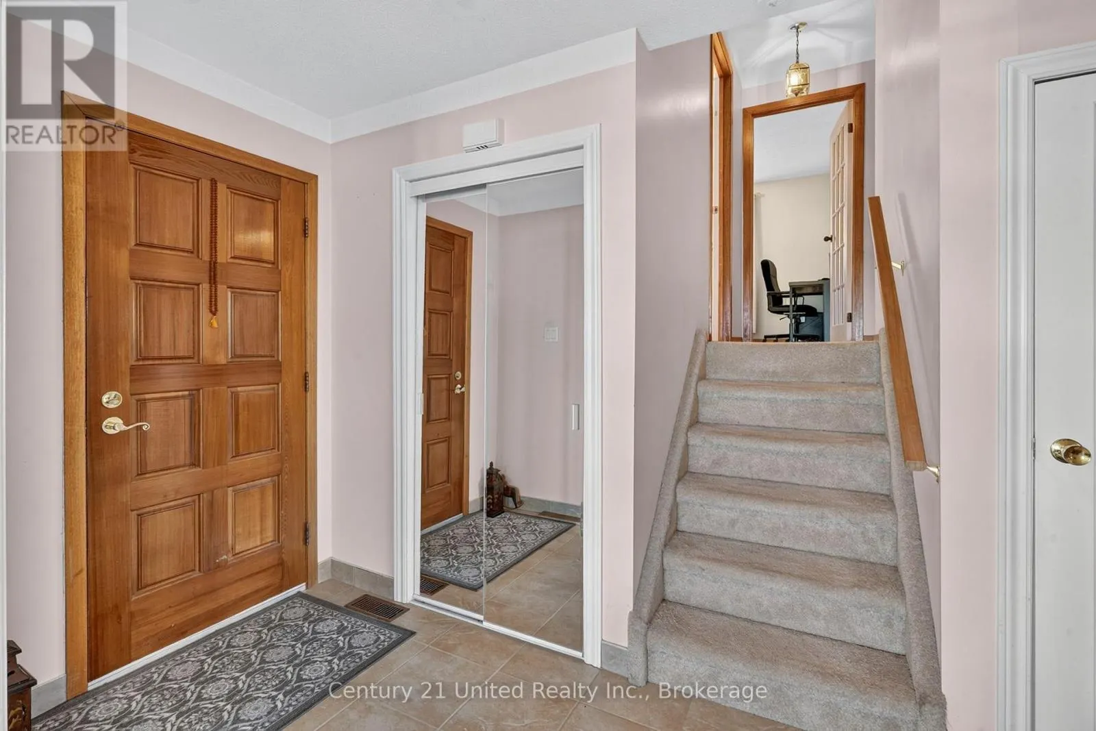 1696 APPLEWOOD CRESCENT