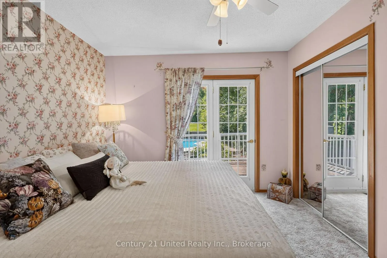 1696 APPLEWOOD CRESCENT