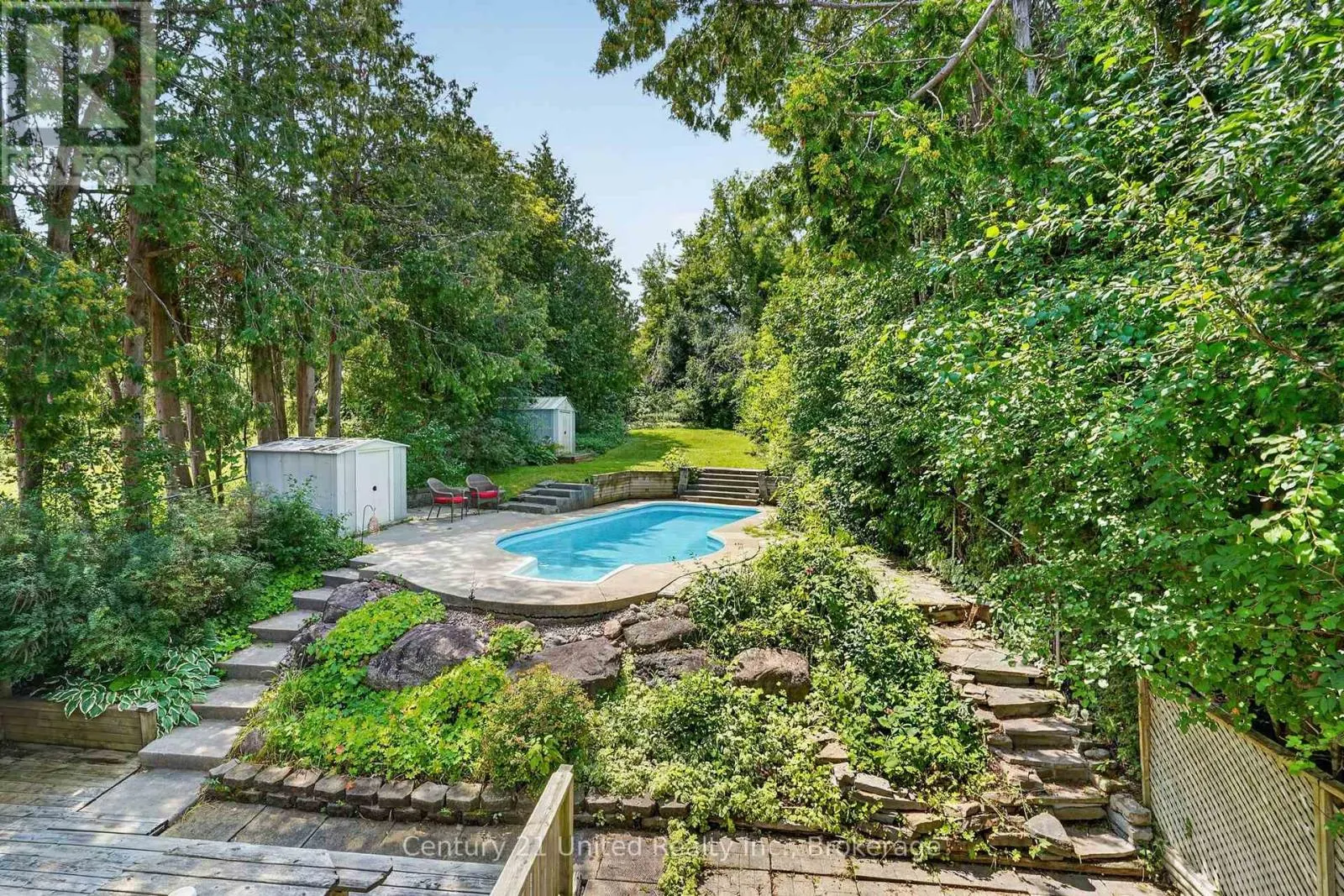 1696 APPLEWOOD CRESCENT