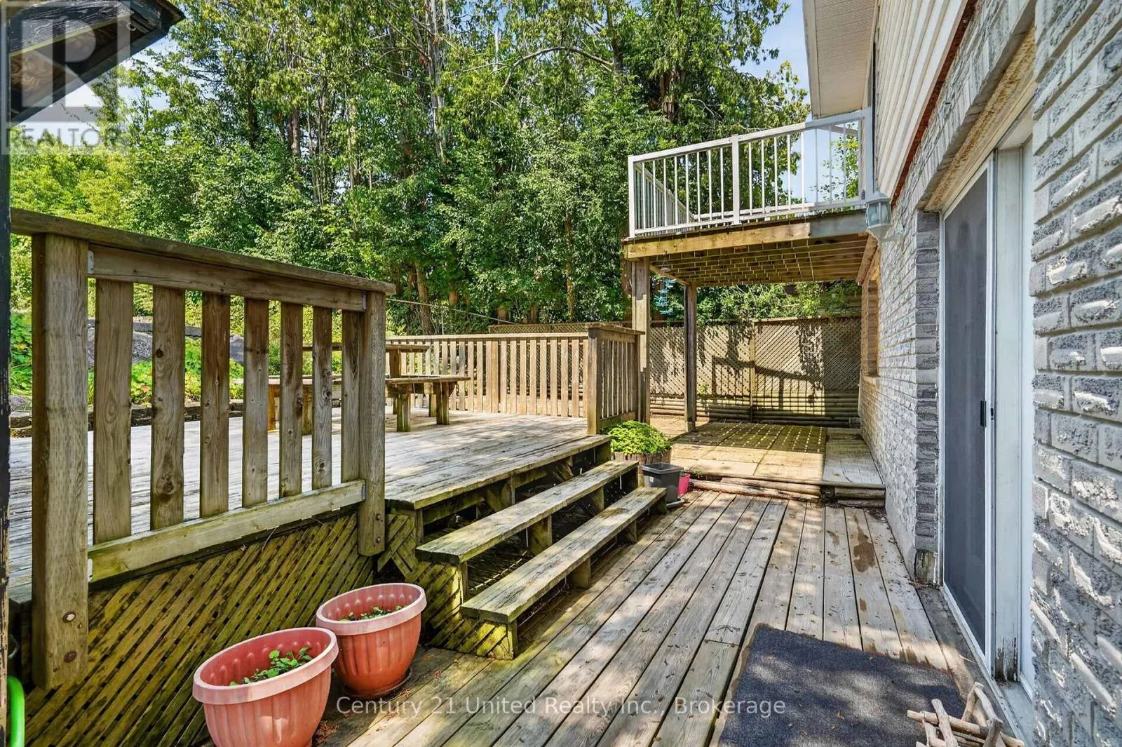 1696 APPLEWOOD CRESCENT