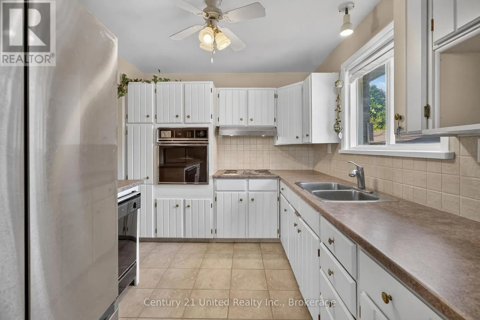 1696 APPLEWOOD CRESCENT