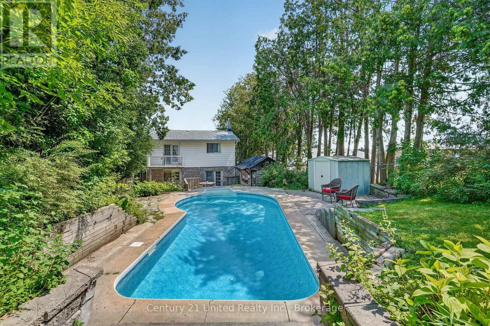 1696 APPLEWOOD CRESCENT