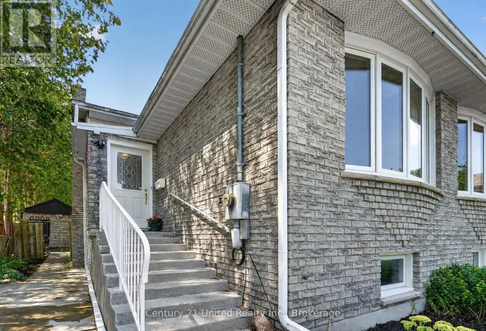 1696 APPLEWOOD CRESCENT
