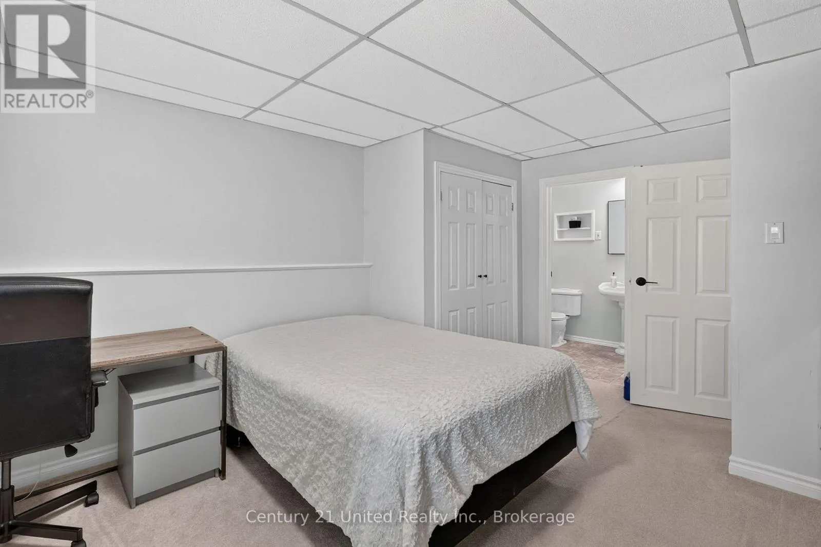 1696 APPLEWOOD CRESCENT