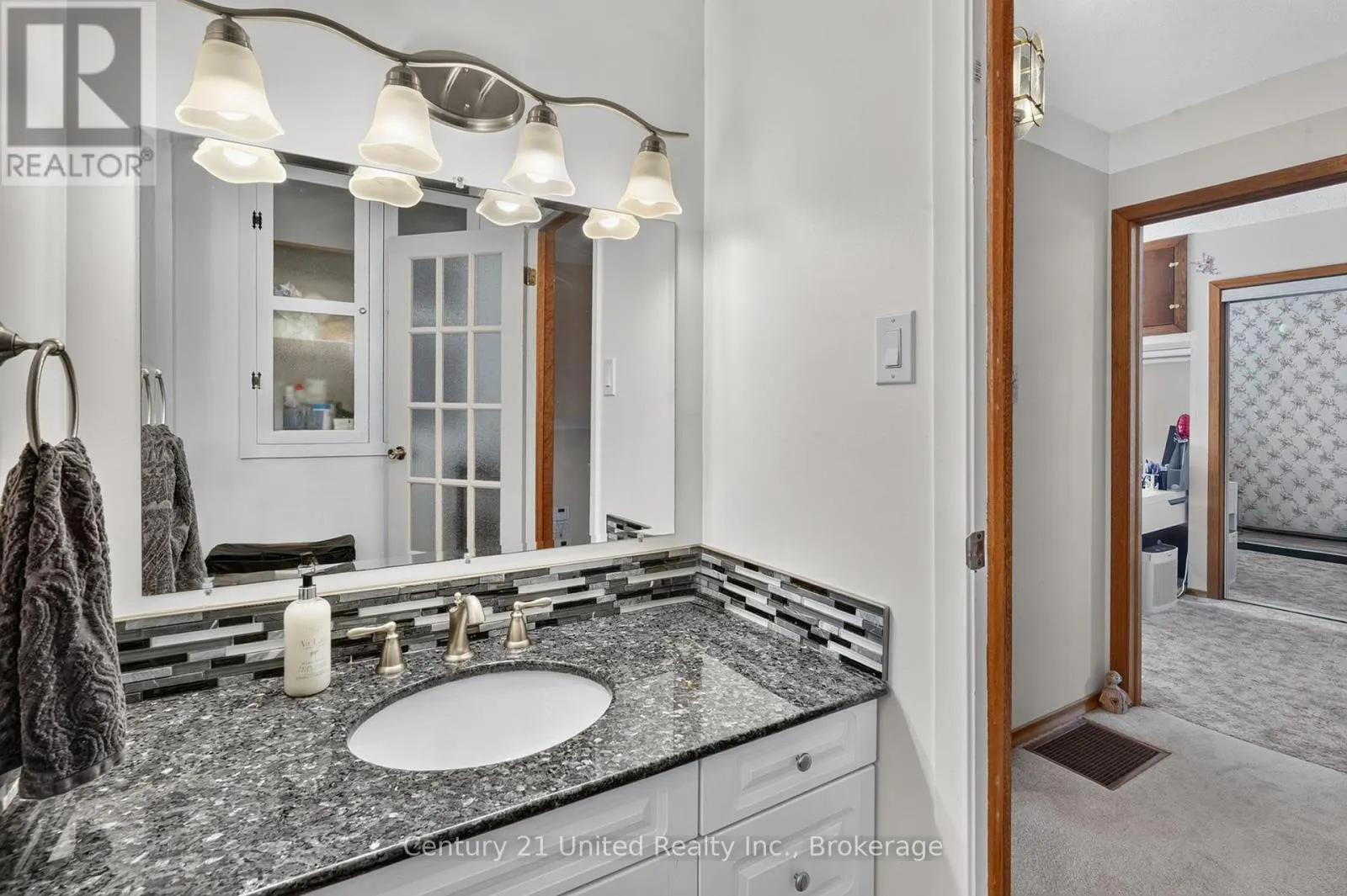 1696 APPLEWOOD CRESCENT
