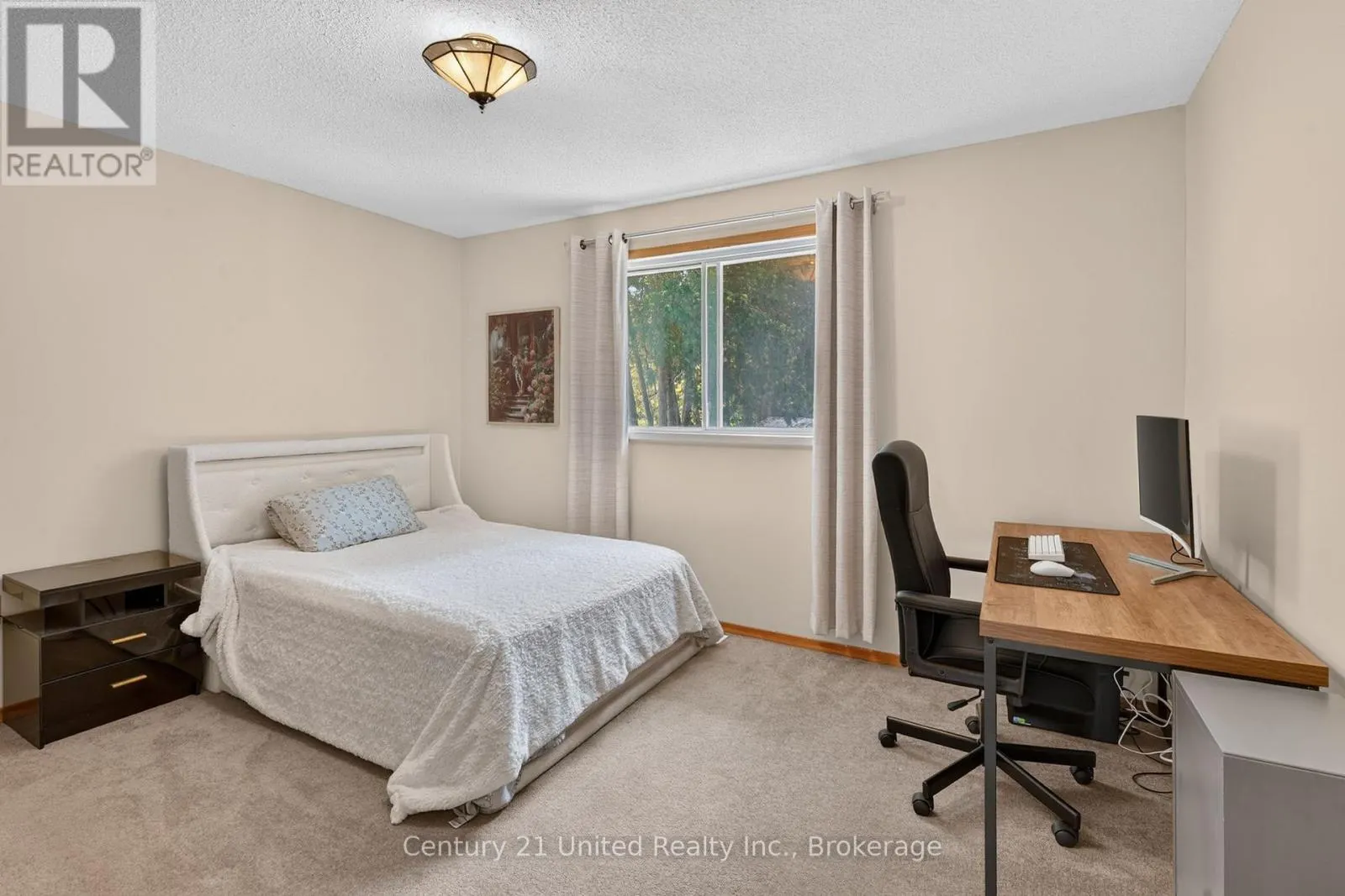 1696 APPLEWOOD CRESCENT