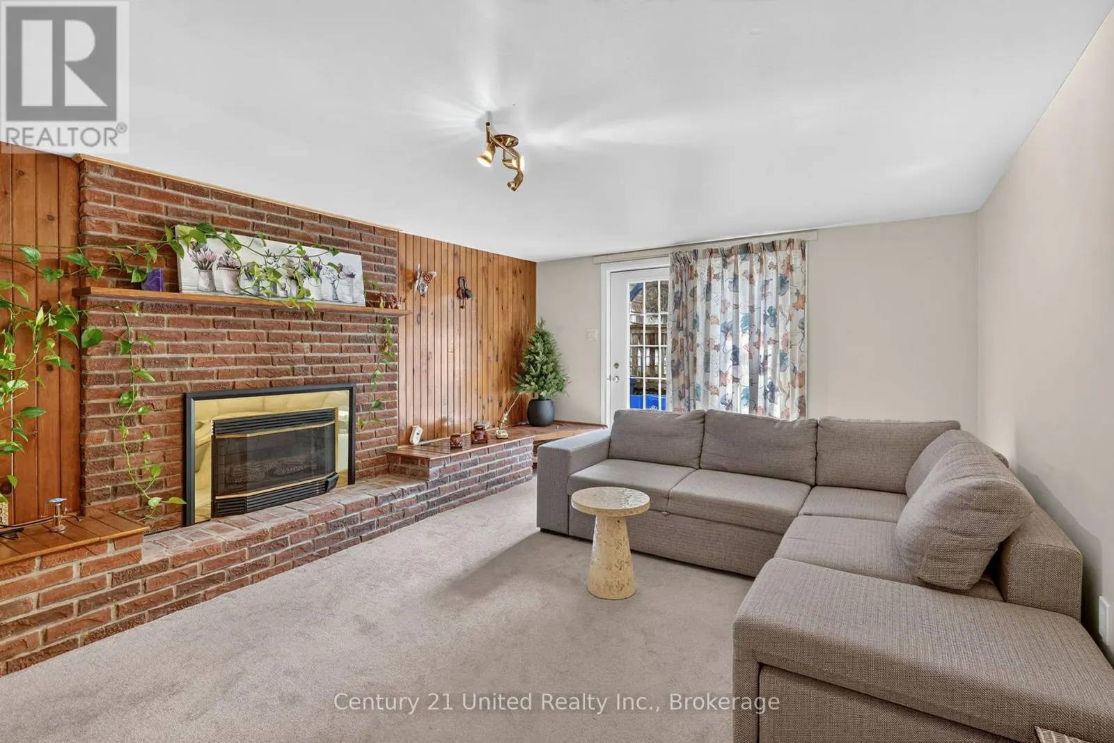 1696 APPLEWOOD CRESCENT