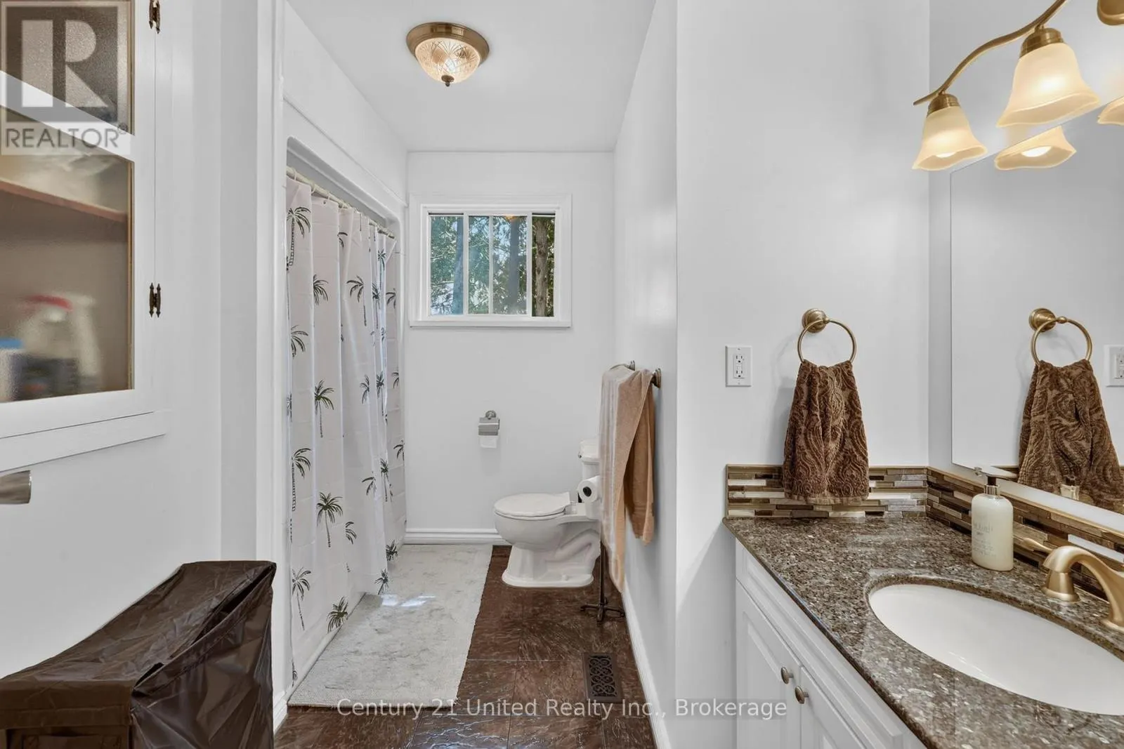 1696 APPLEWOOD CRESCENT