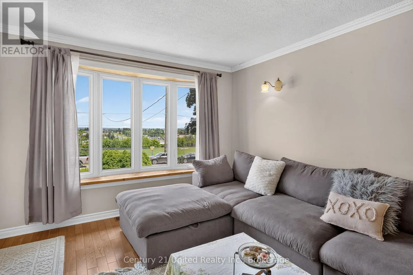 1696 APPLEWOOD CRESCENT