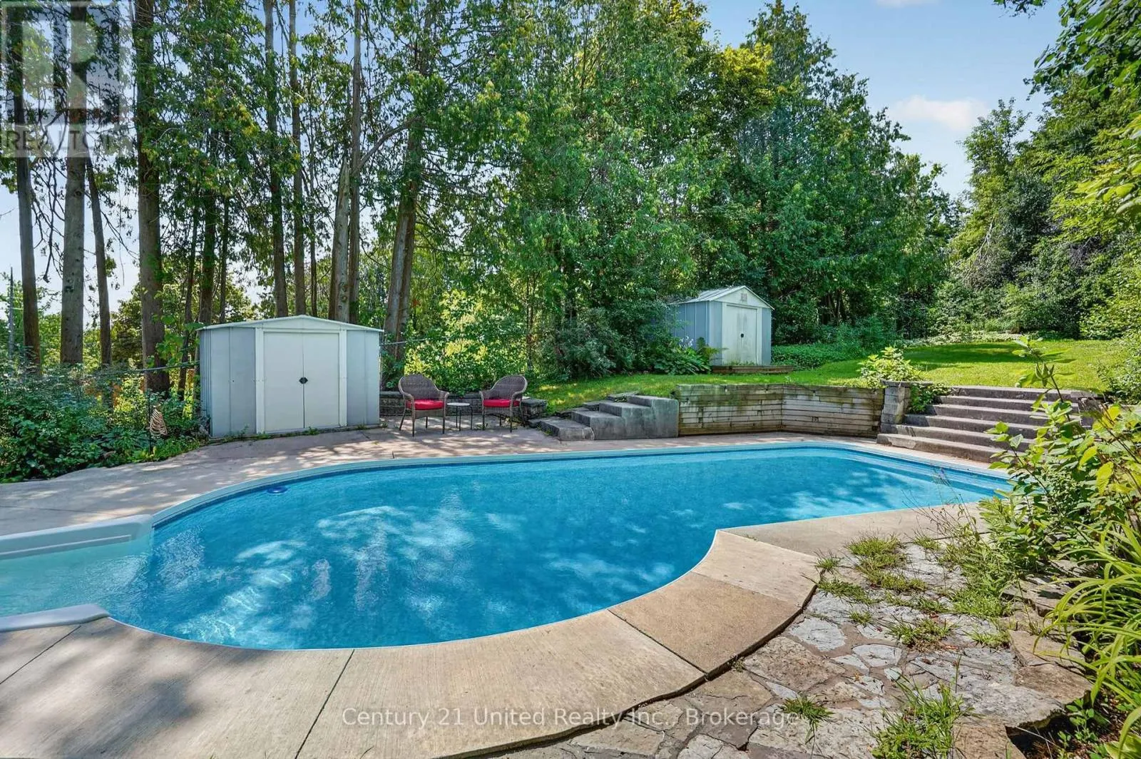 1696 APPLEWOOD CRESCENT