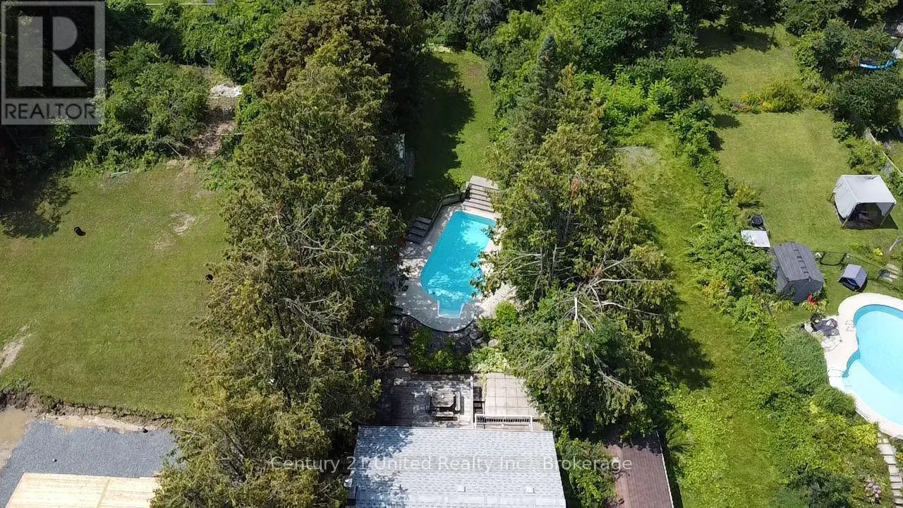 1696 APPLEWOOD CRESCENT