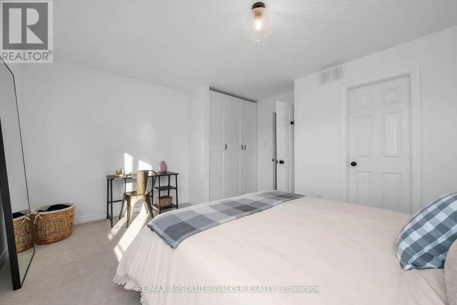32 - 633 LAKERIDGE DRIVE