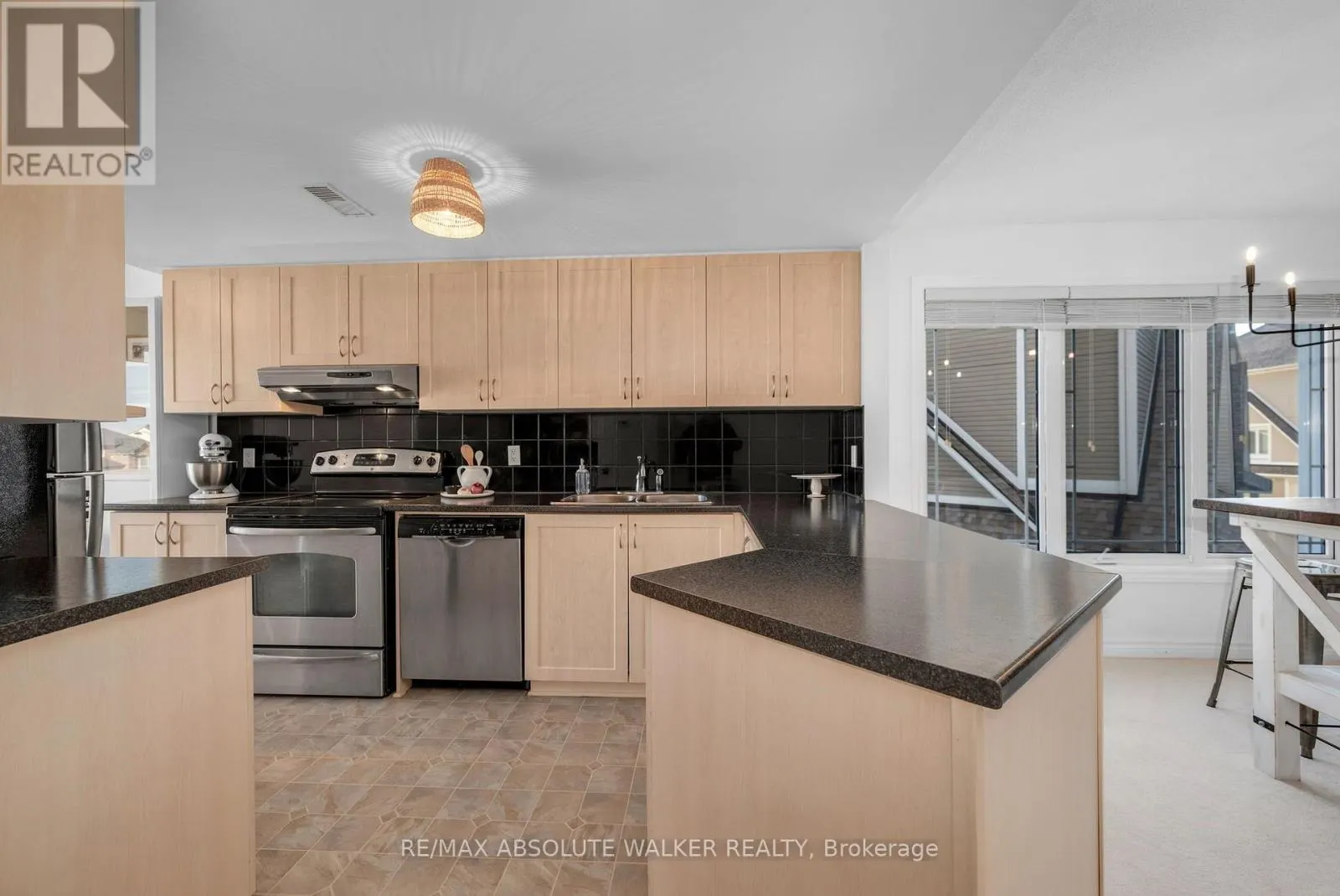 32 - 633 LAKERIDGE DRIVE