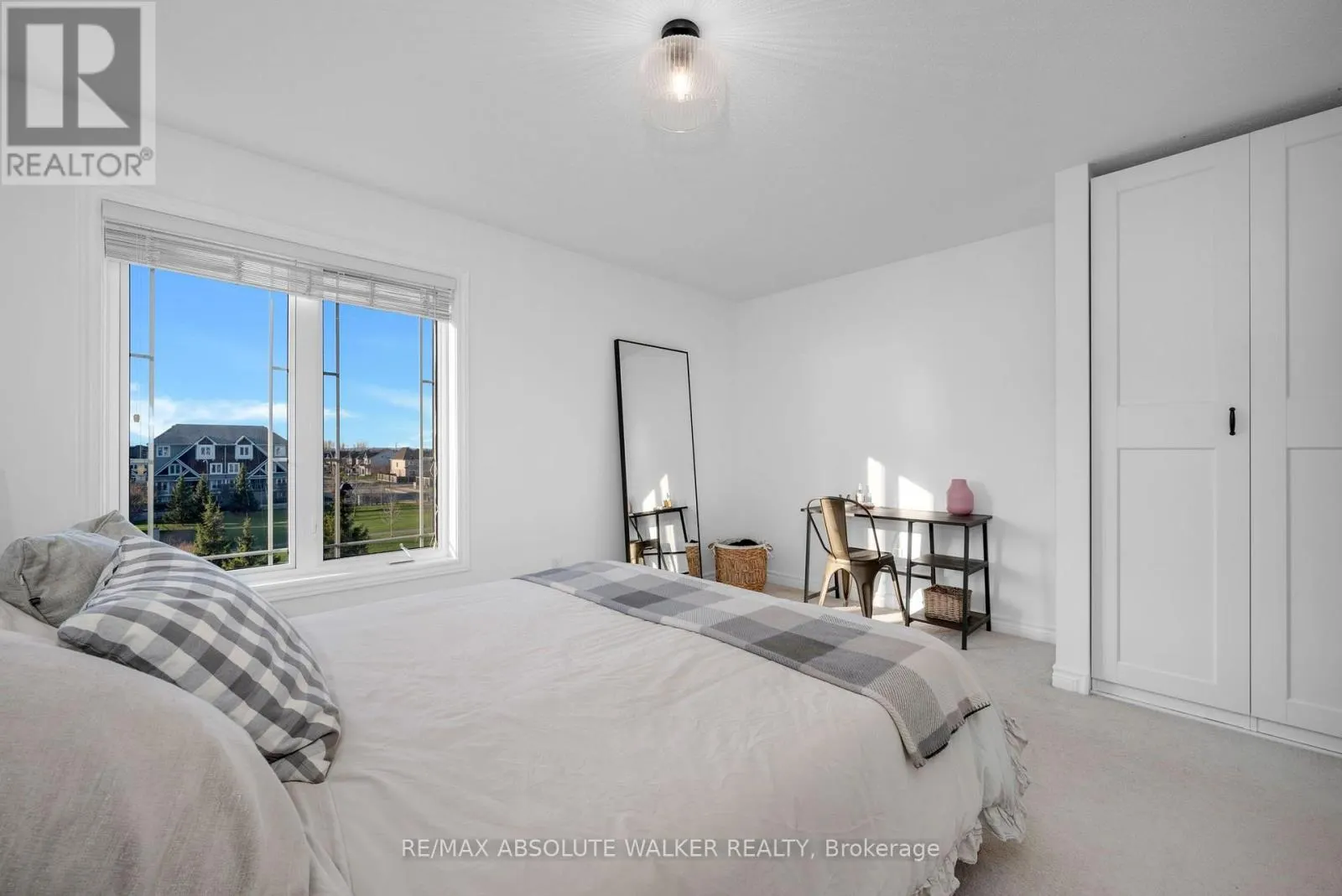 32 - 633 LAKERIDGE DRIVE