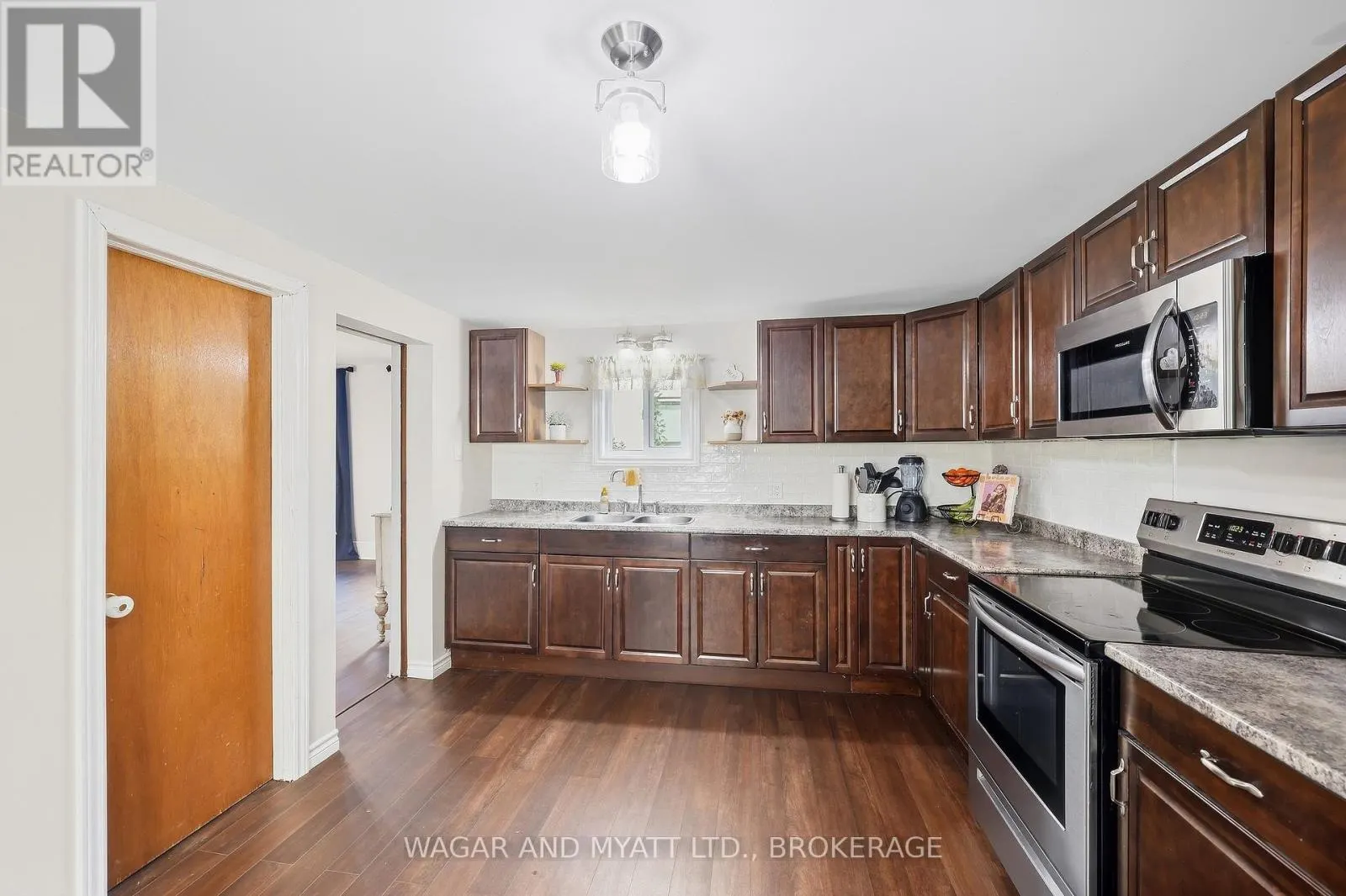 205 CENTRE STREET N
