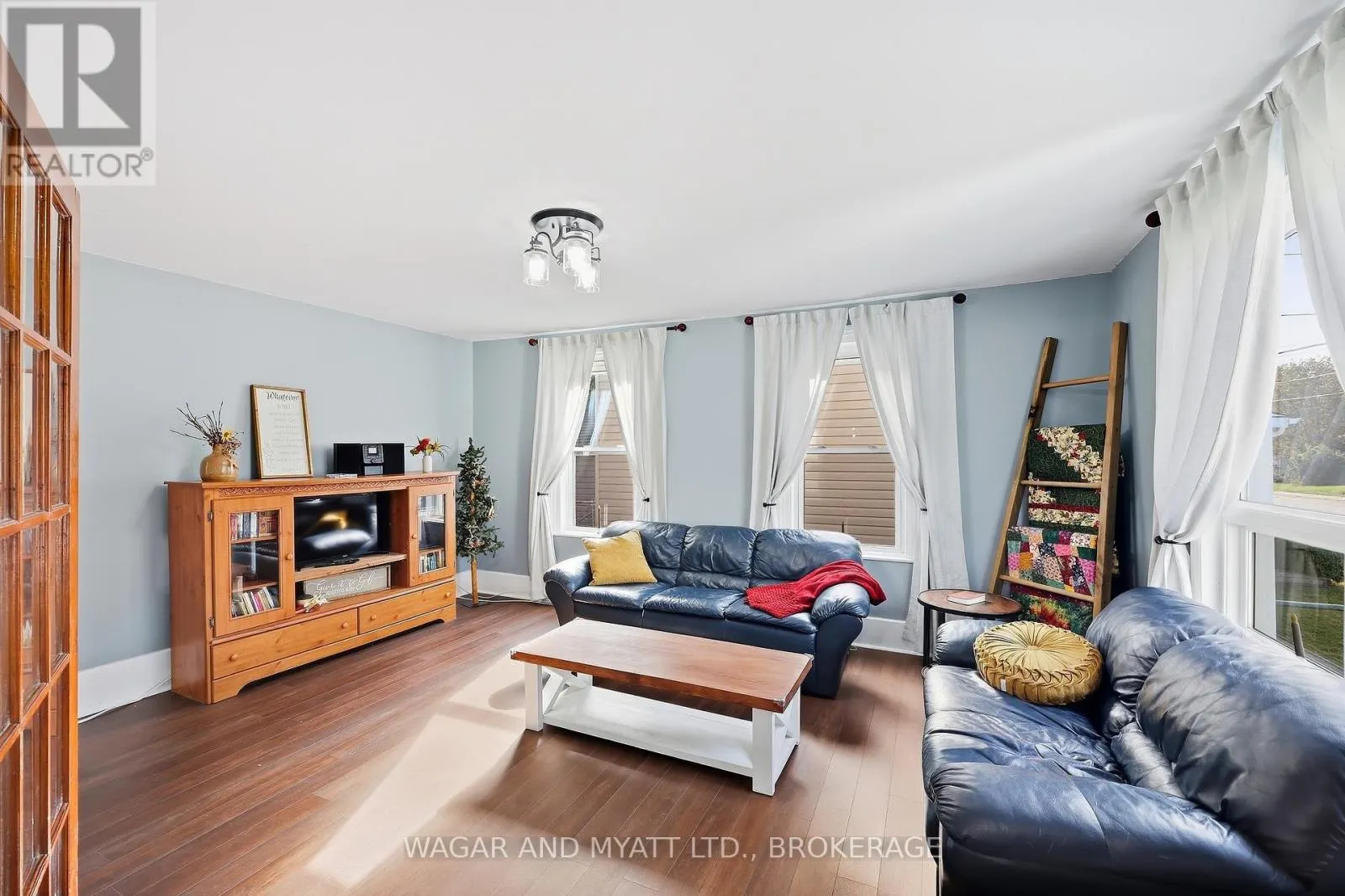 205 CENTRE STREET N
