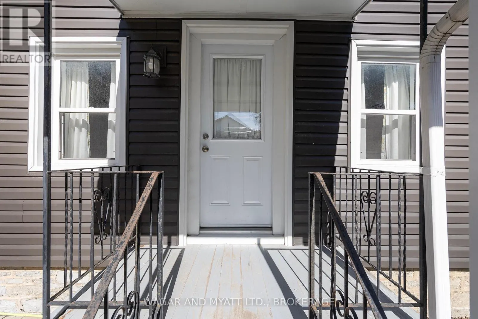 205 CENTRE STREET N