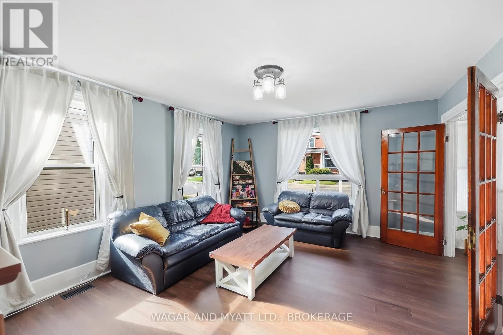 205 CENTRE STREET N