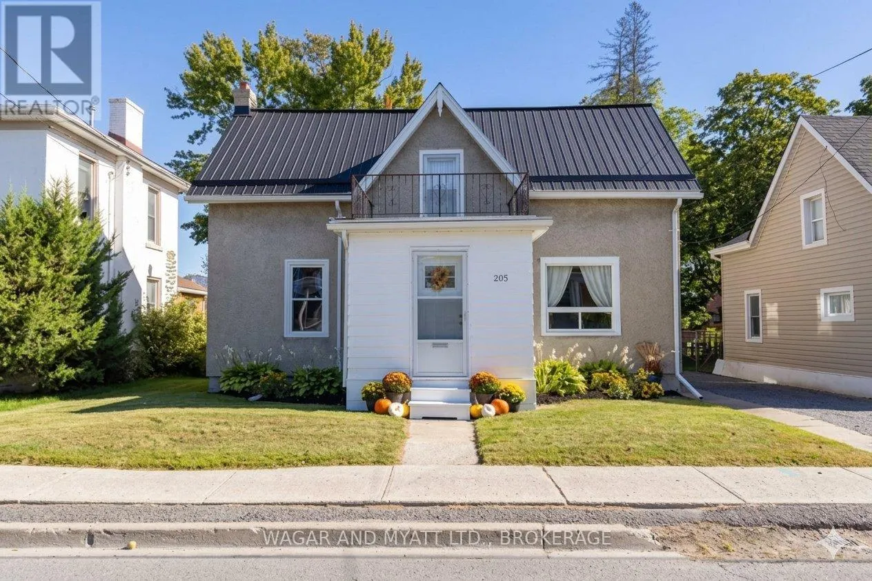 205 CENTRE STREET N