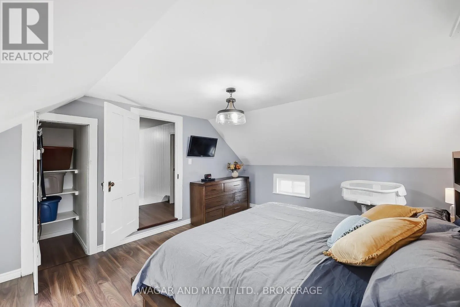 205 CENTRE STREET N