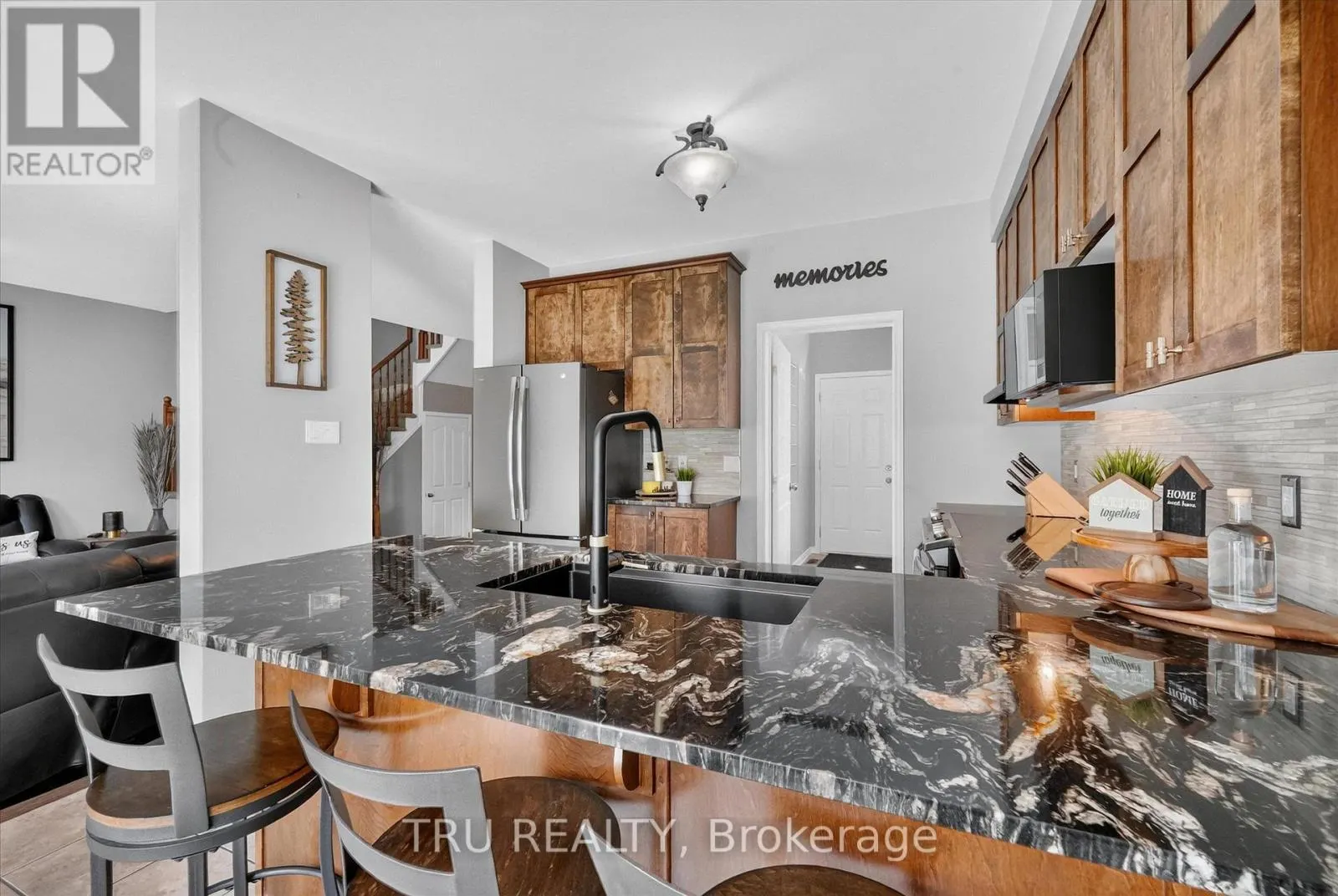 325 UPCOUNTRY DRIVE E