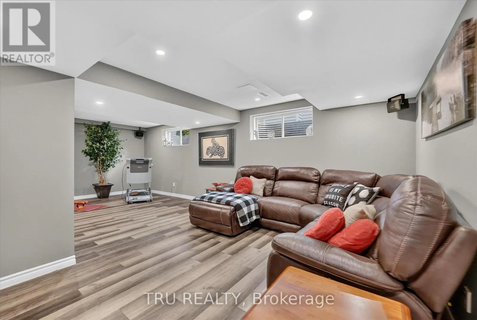 325 UPCOUNTRY DRIVE E