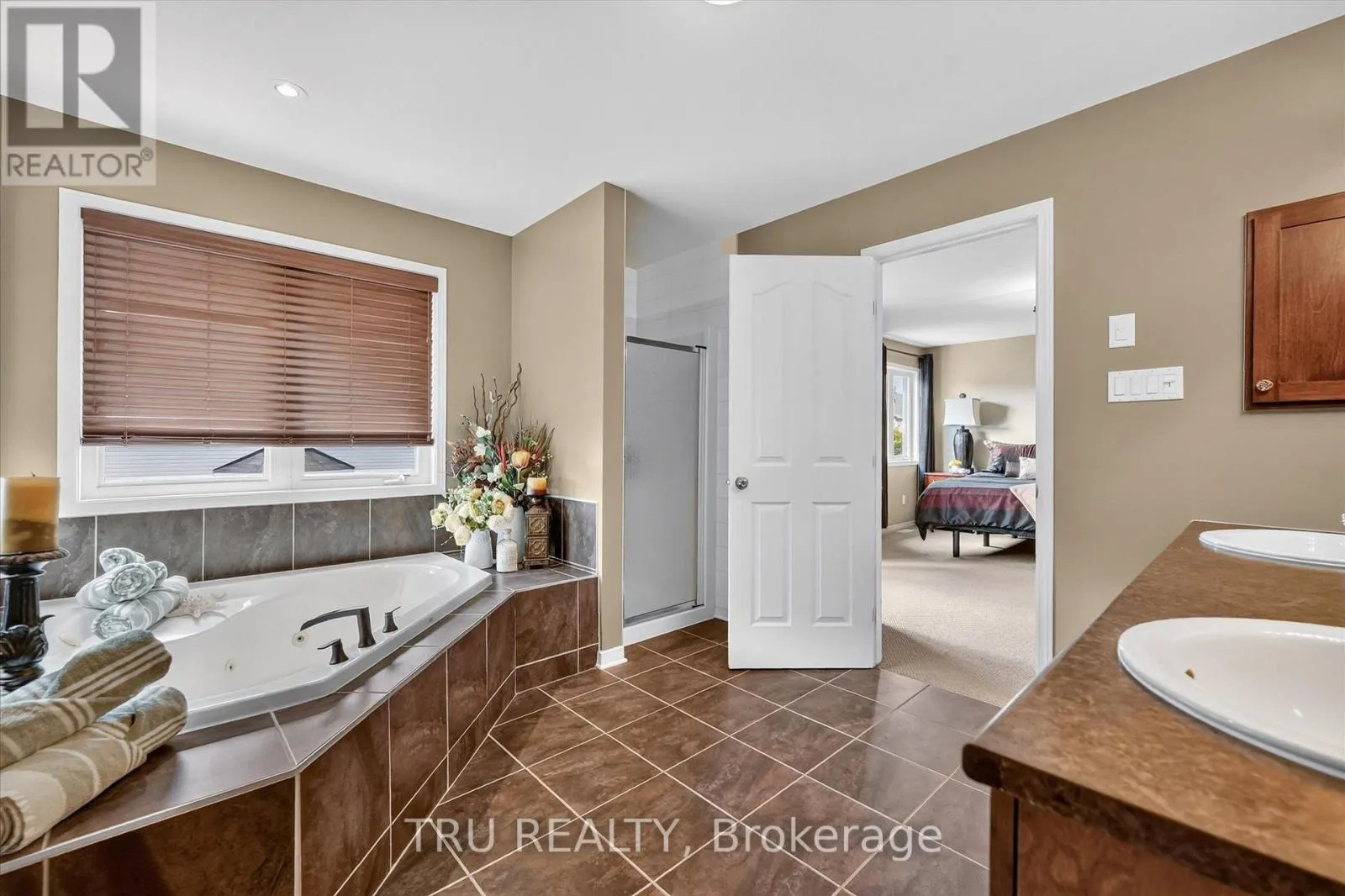 325 UPCOUNTRY DRIVE E