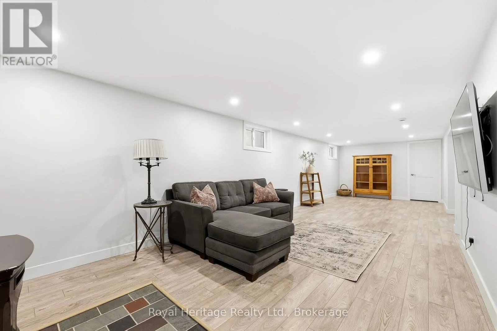 93 DIVISION STREET S