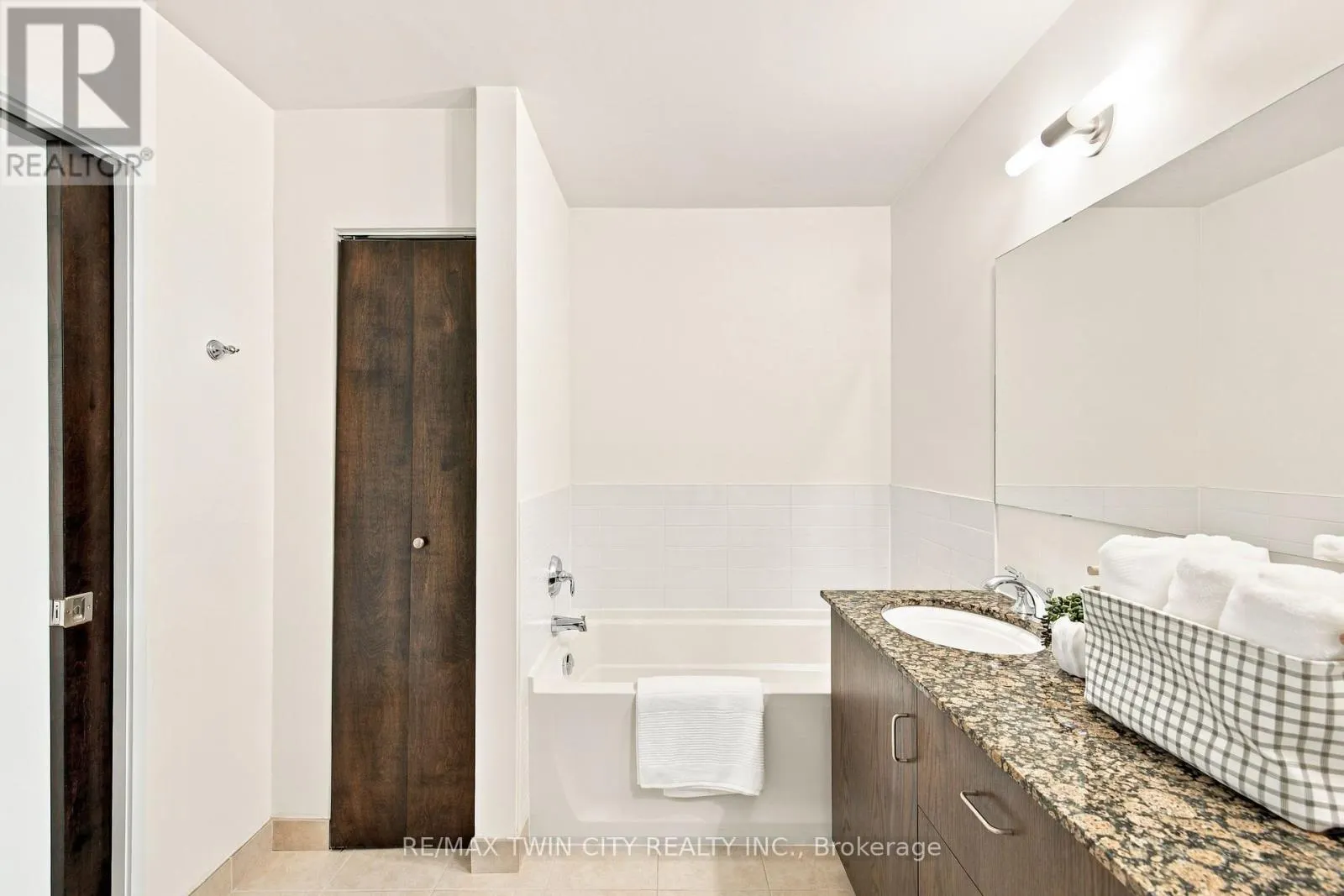 511 - 191 KING STREET S
