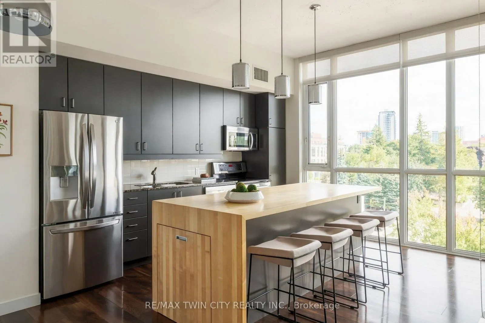 511 - 191 KING STREET S