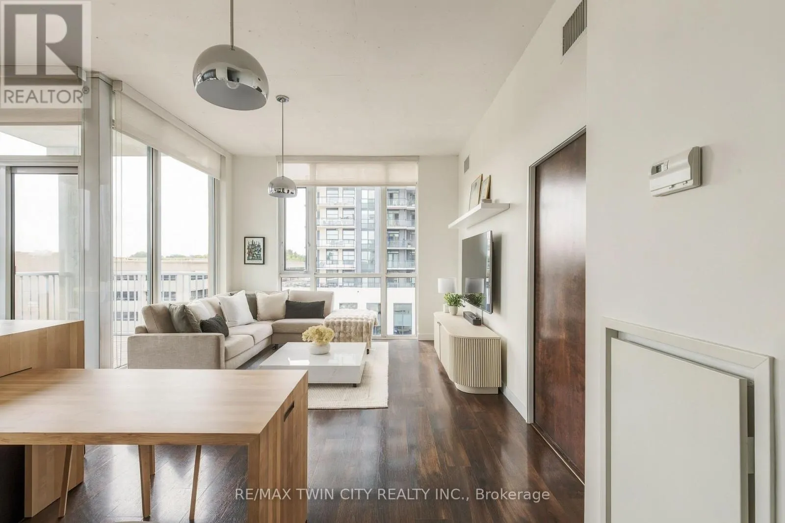 511 - 191 KING STREET S