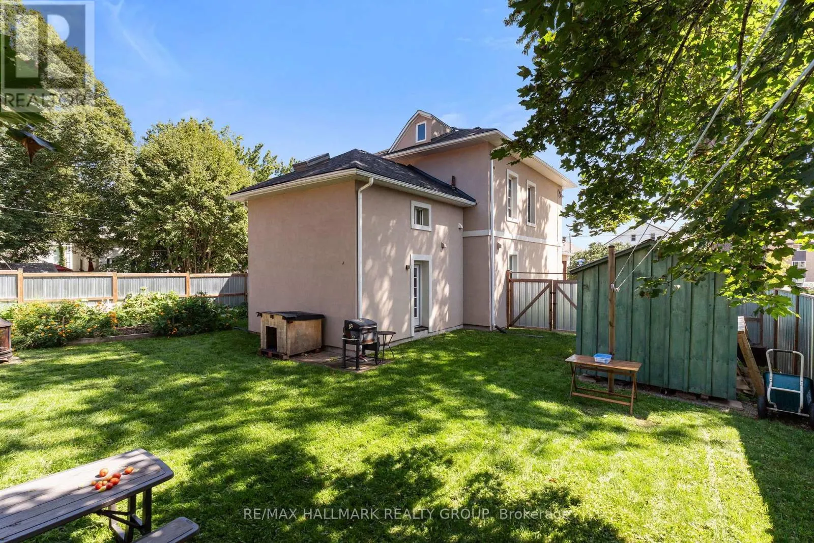 404 HENRY STREET W