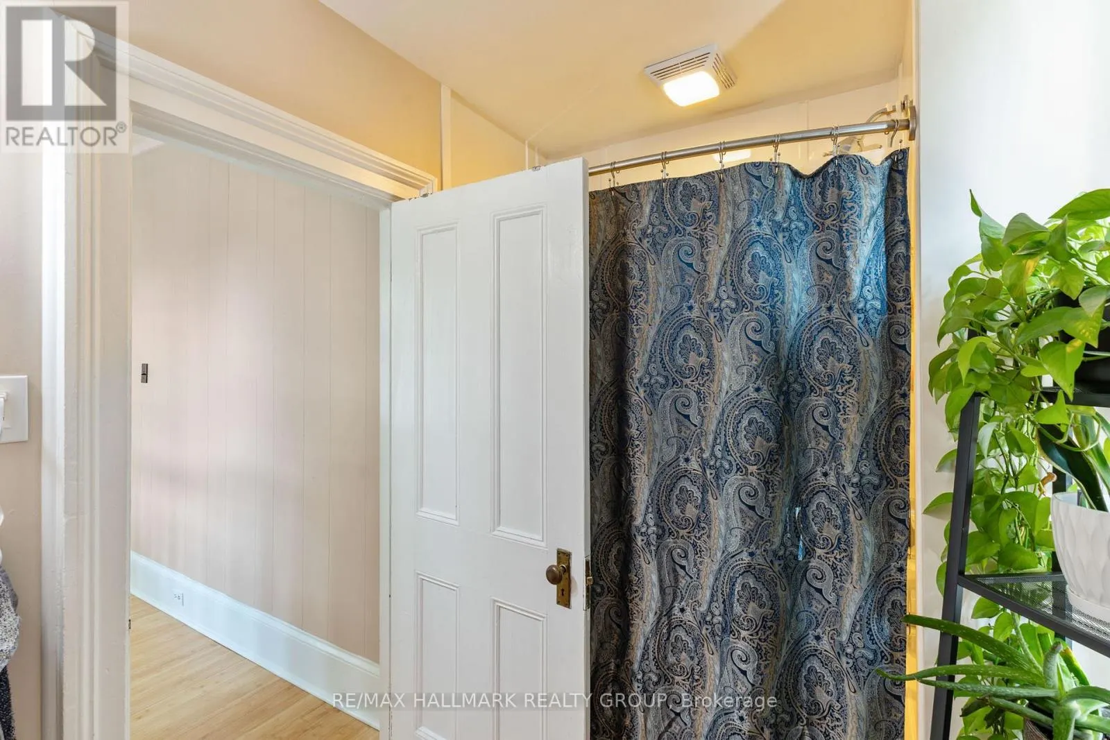 404 HENRY STREET W