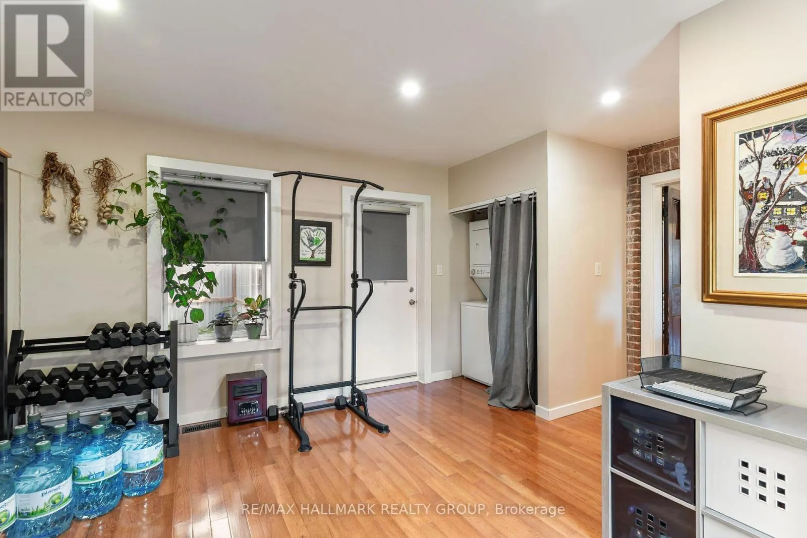 404 HENRY STREET W