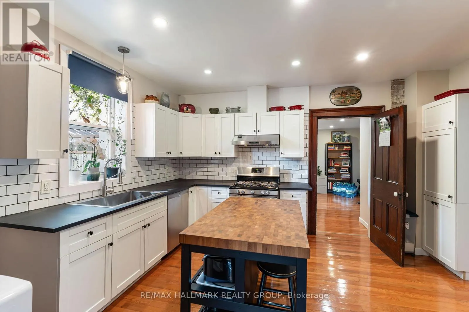 404 HENRY STREET W
