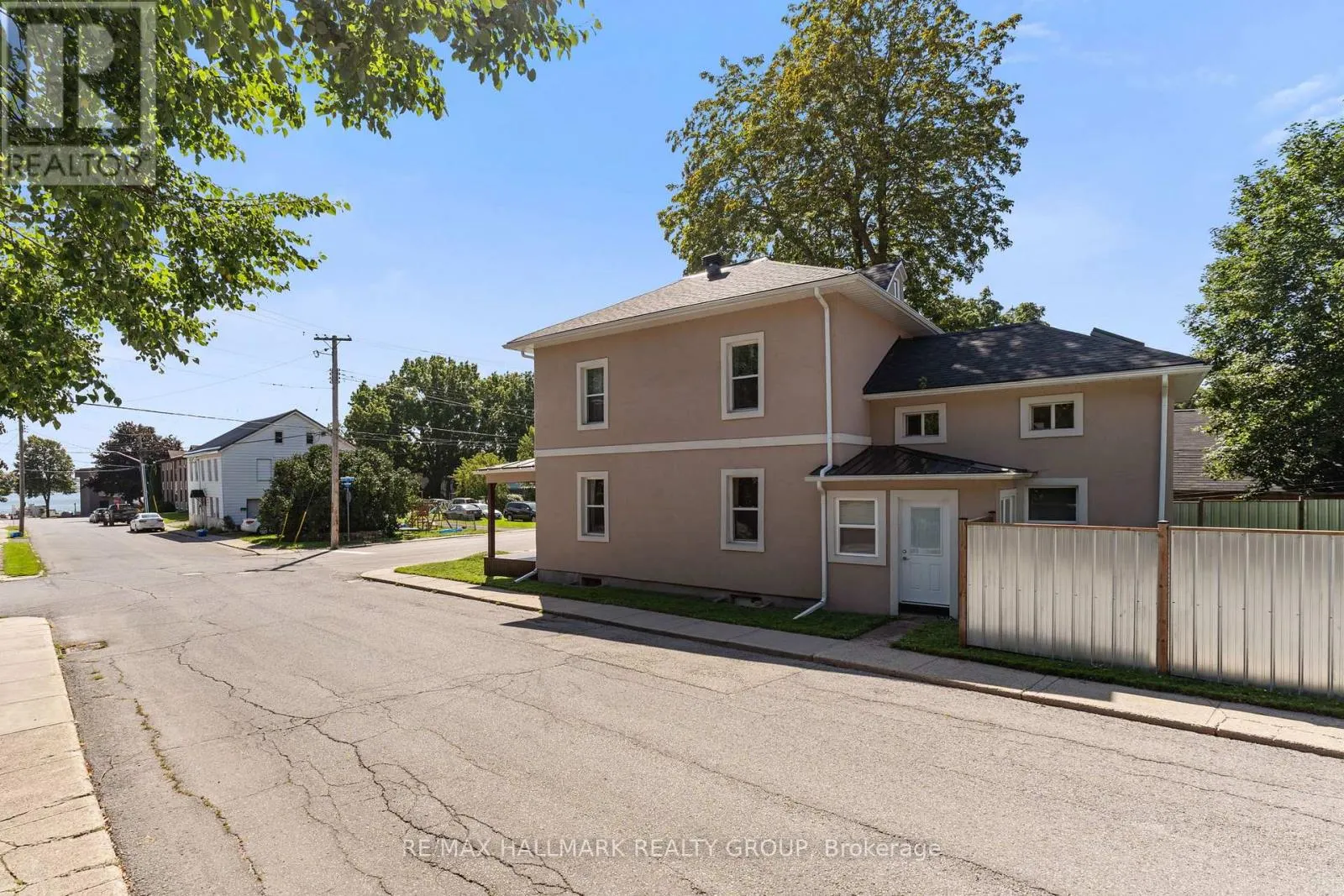 404 HENRY STREET W