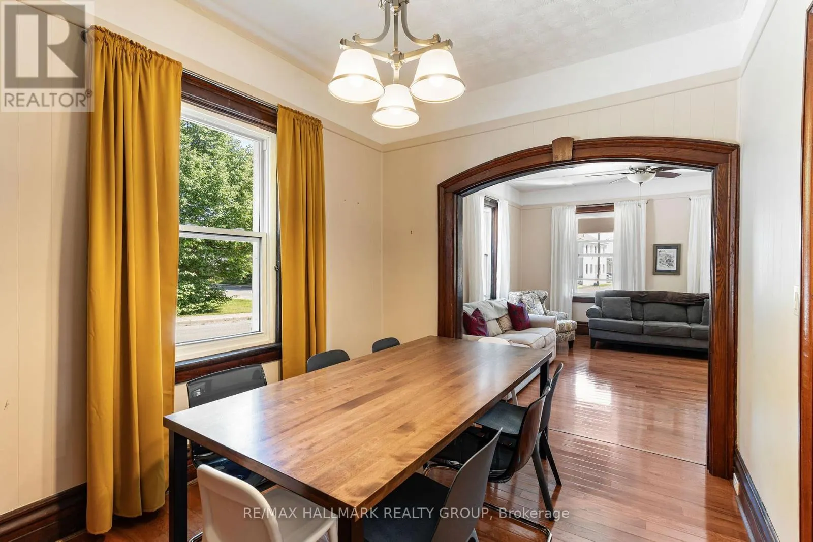 404 HENRY STREET W