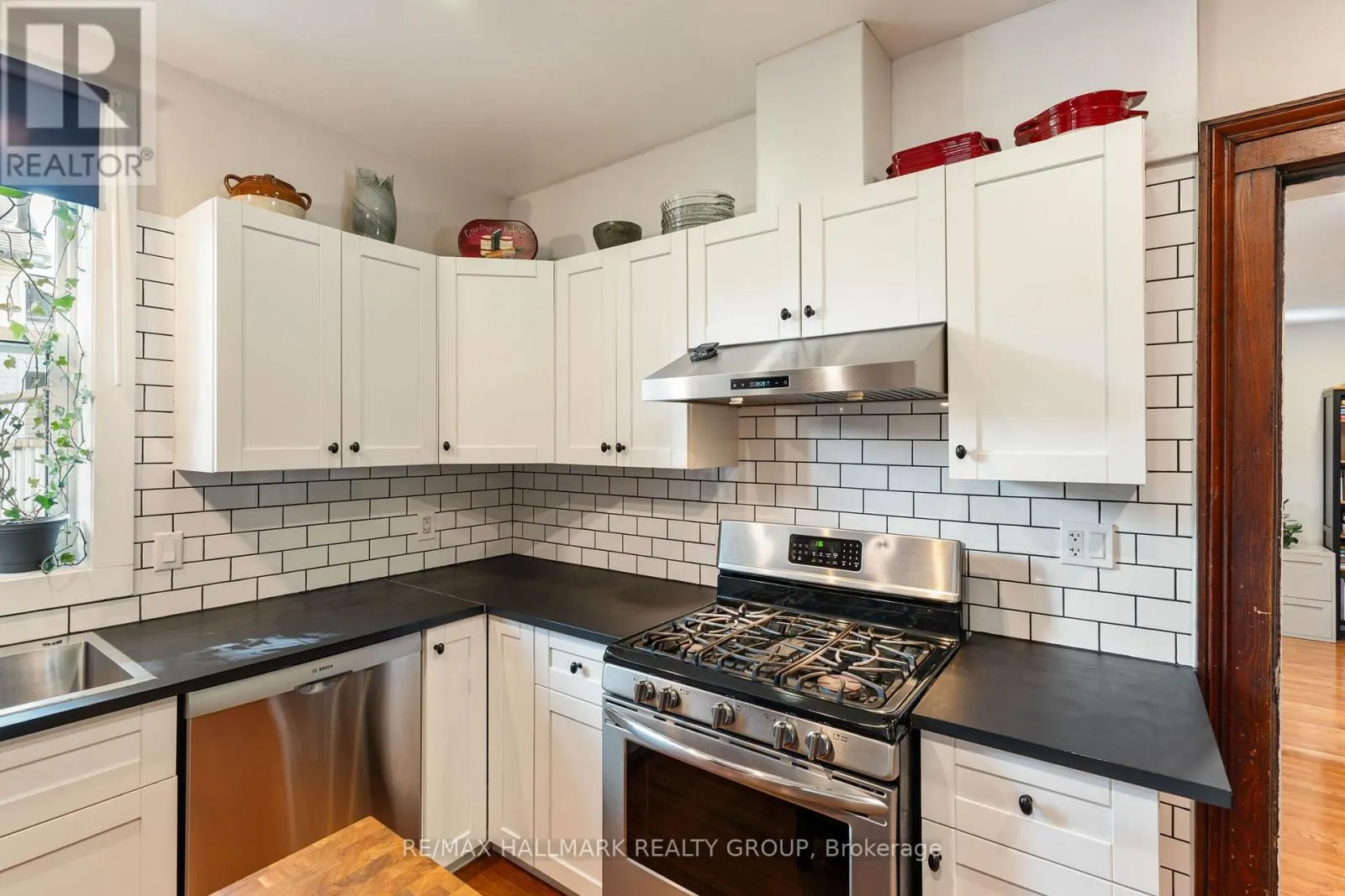 404 HENRY STREET W