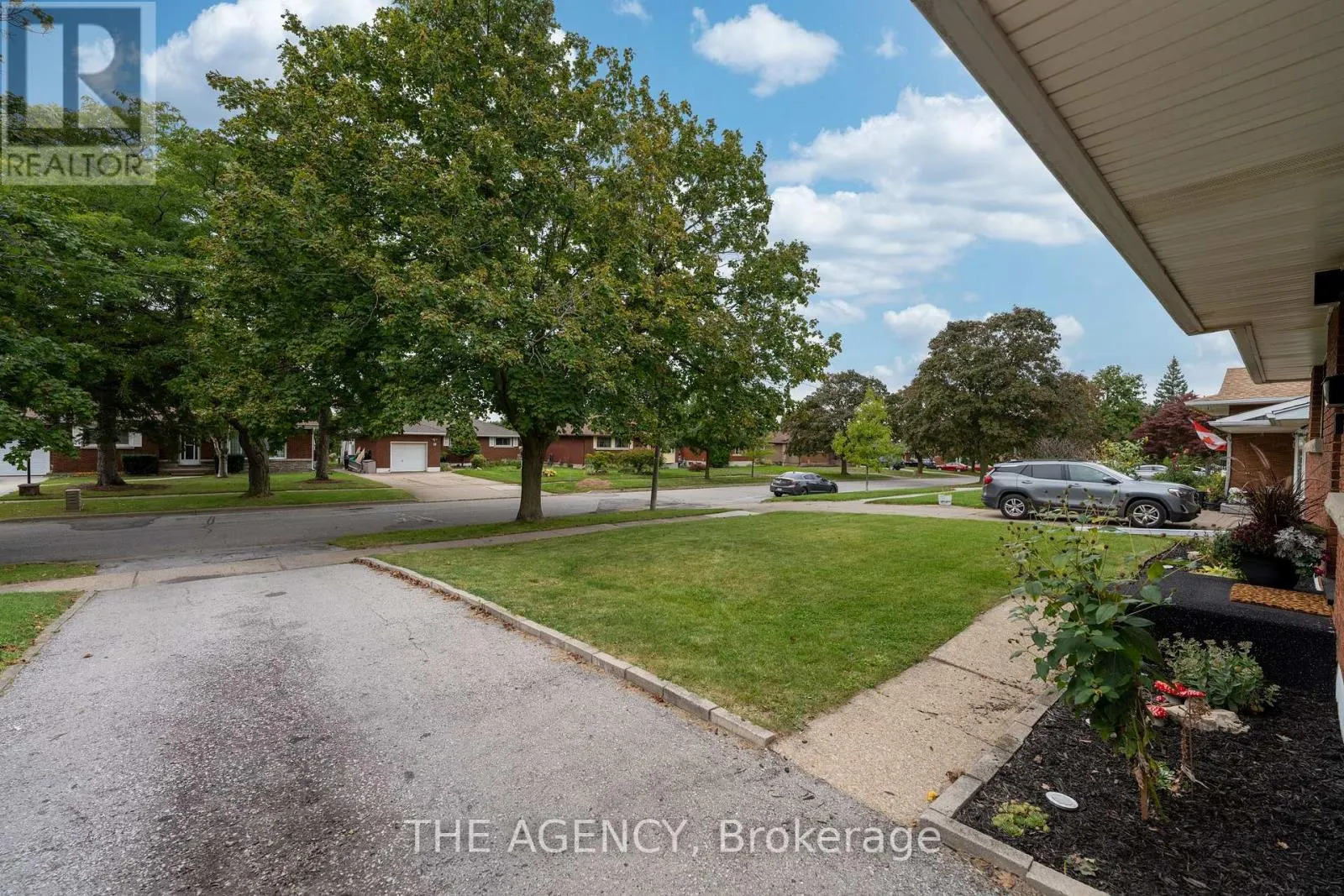 20 RIDGE POINT DRIVE