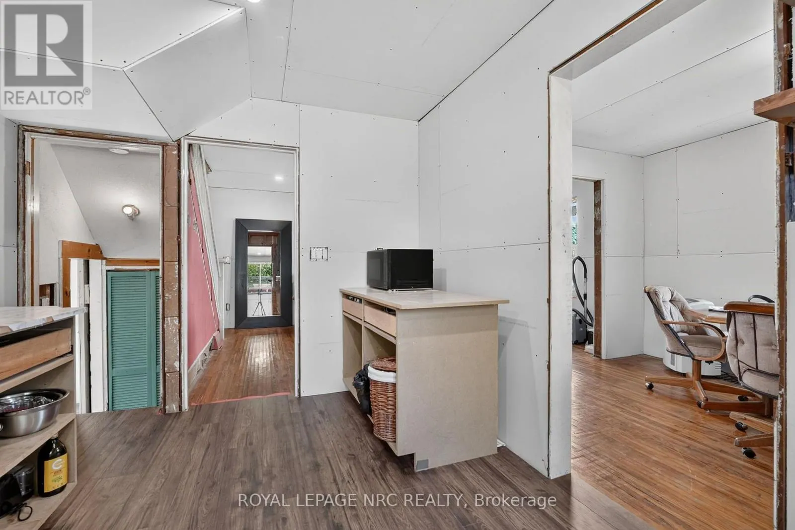 737 MAIN STREET W