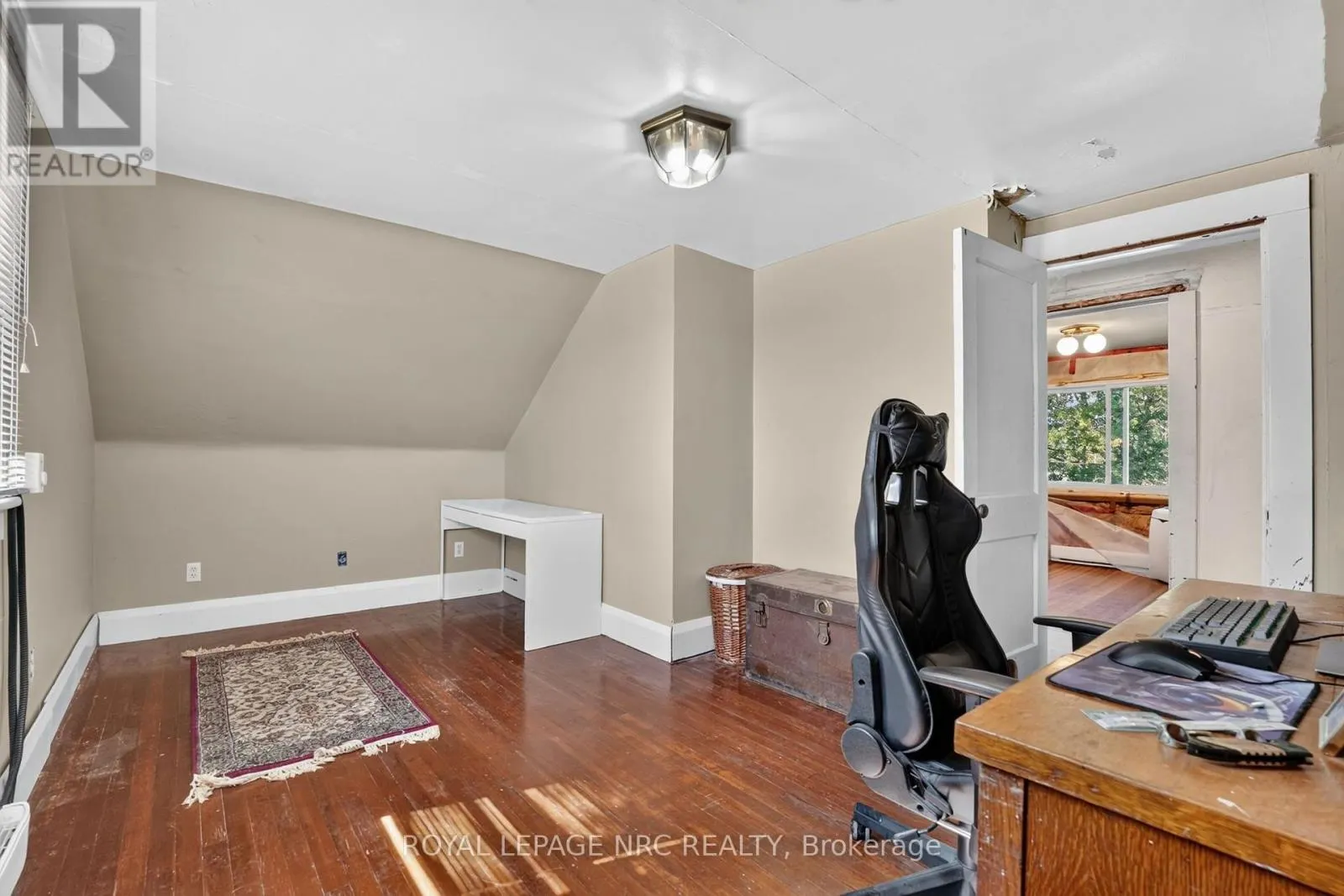737 MAIN STREET W