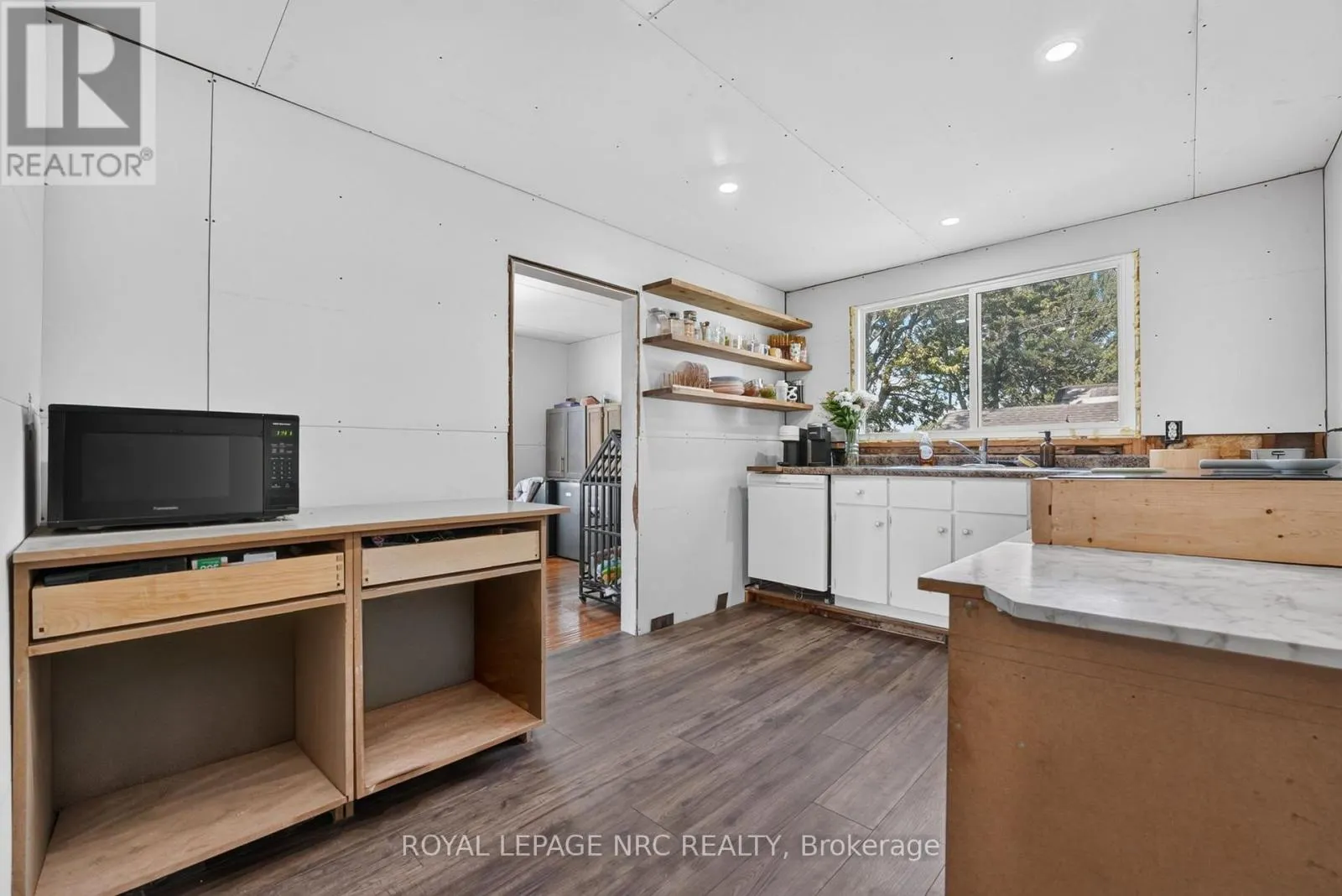 737 MAIN STREET W
