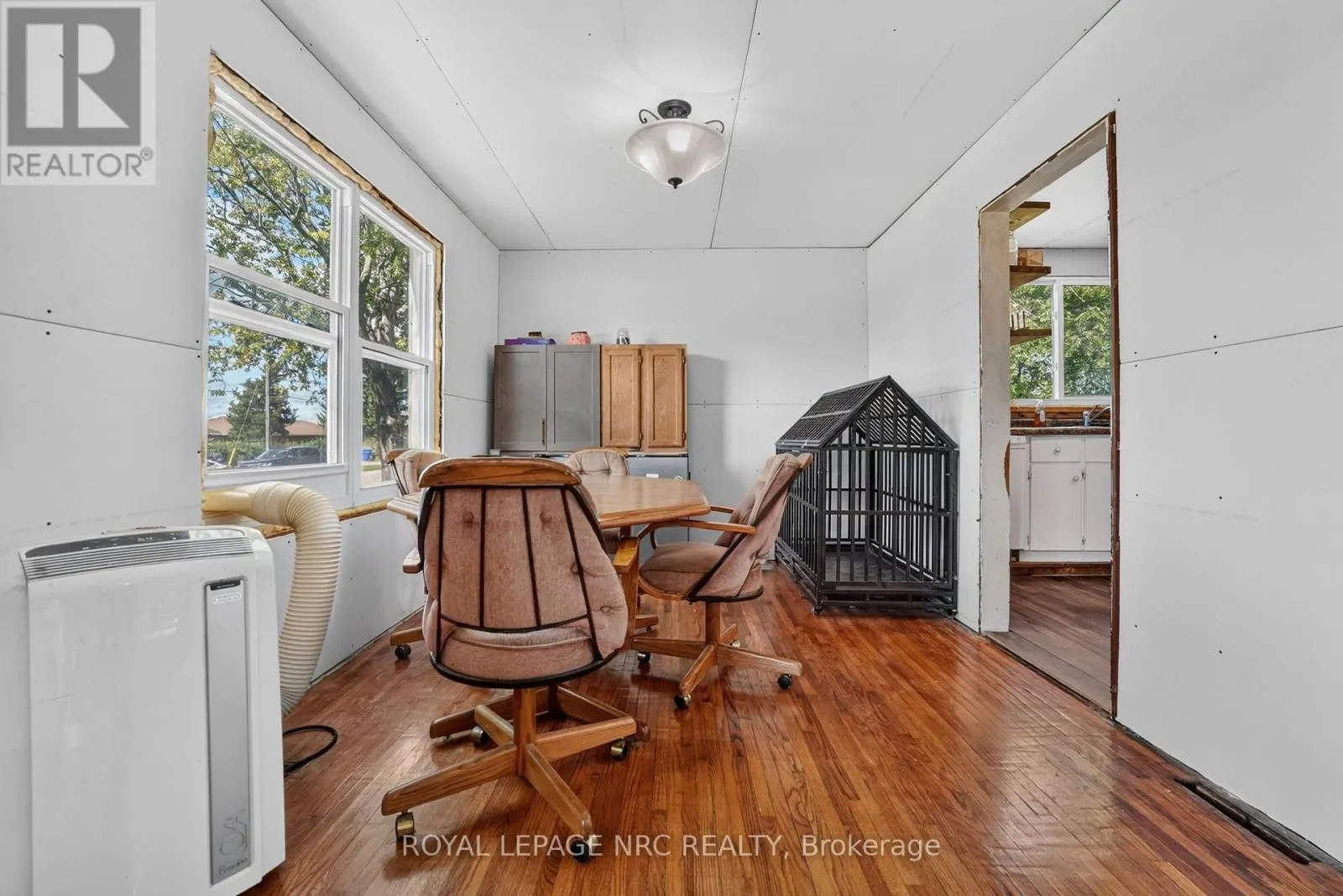 737 MAIN STREET W