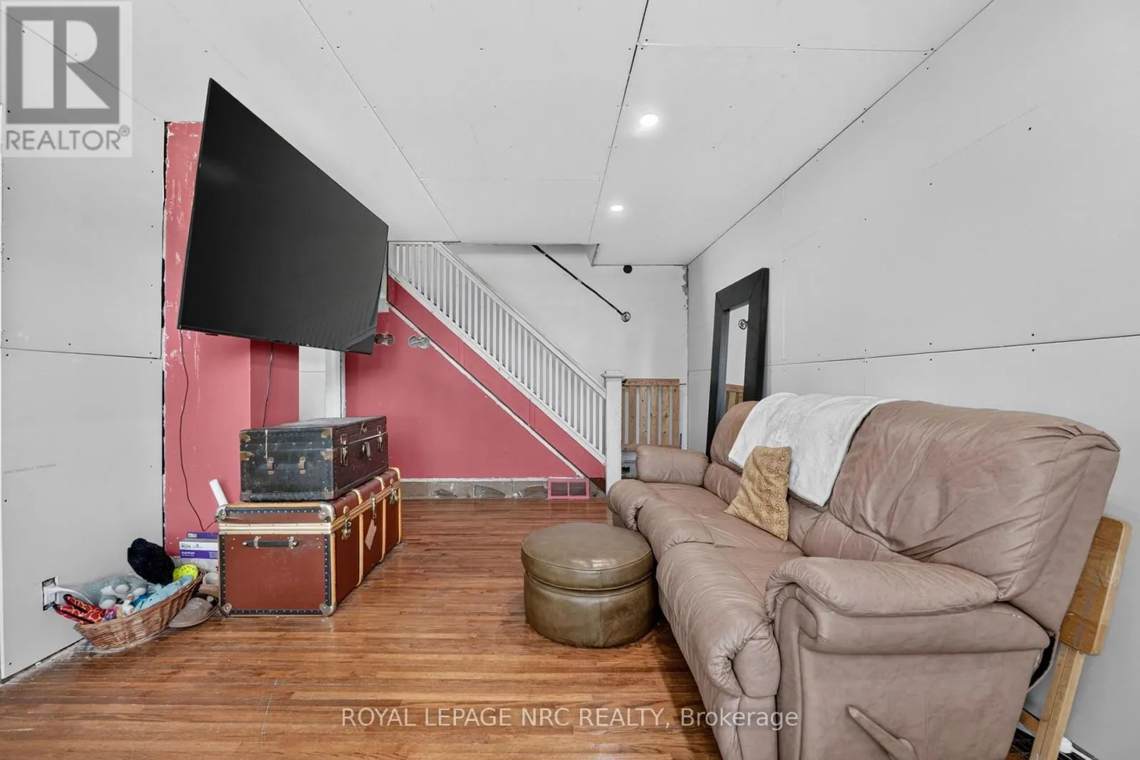 737 MAIN STREET W