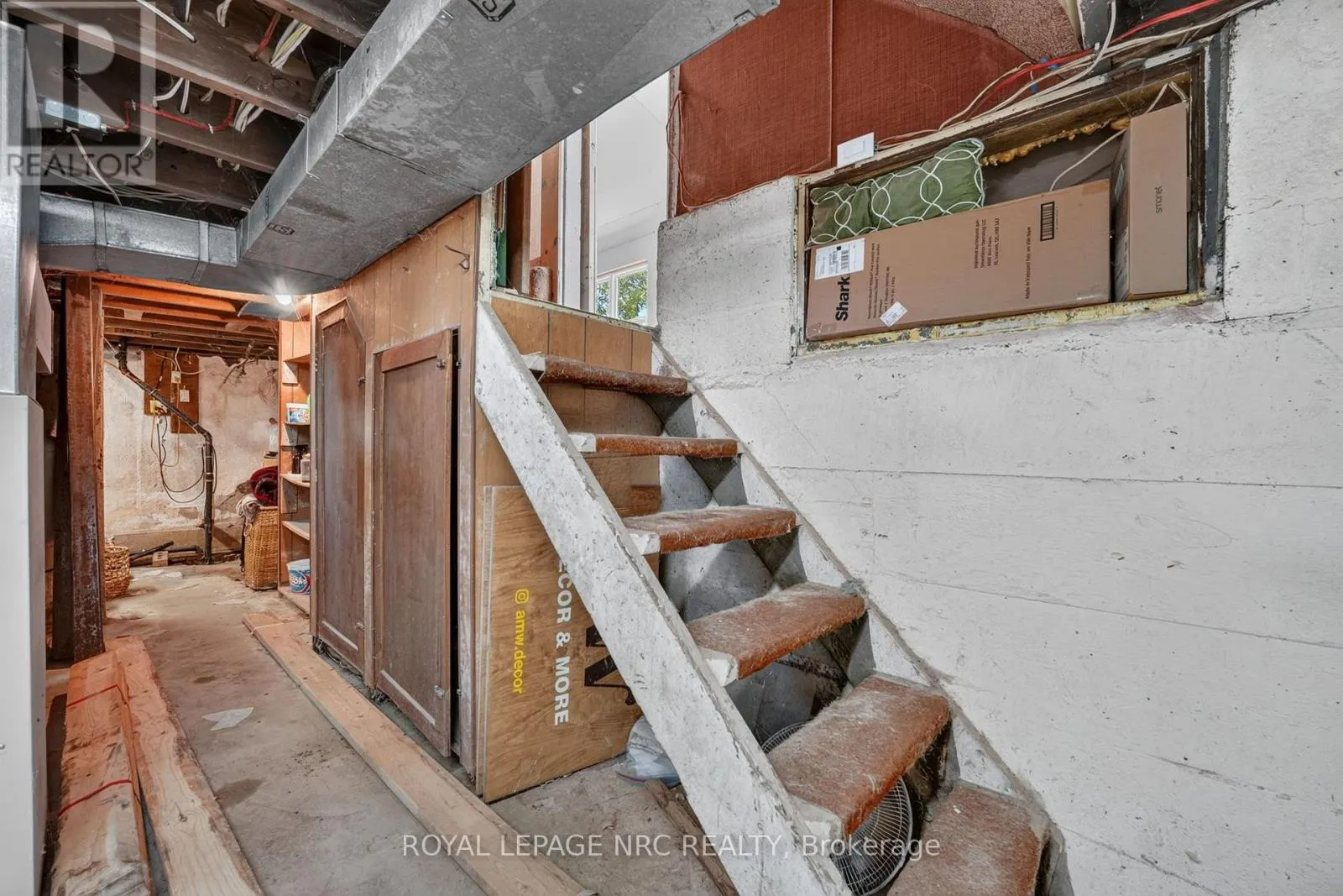 737 MAIN STREET W