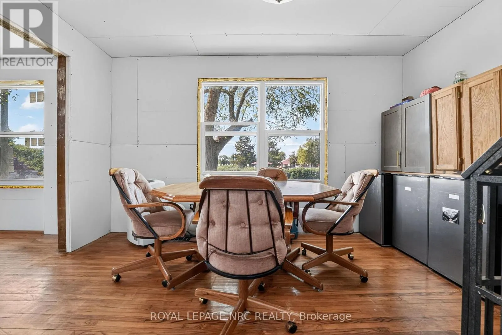737 MAIN STREET W