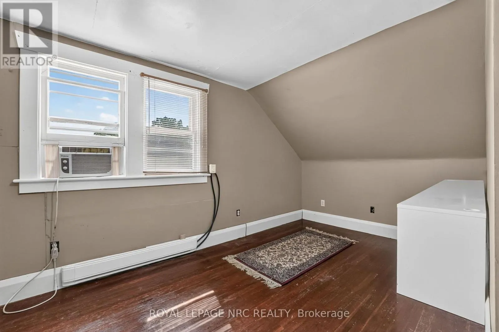 737 MAIN STREET W