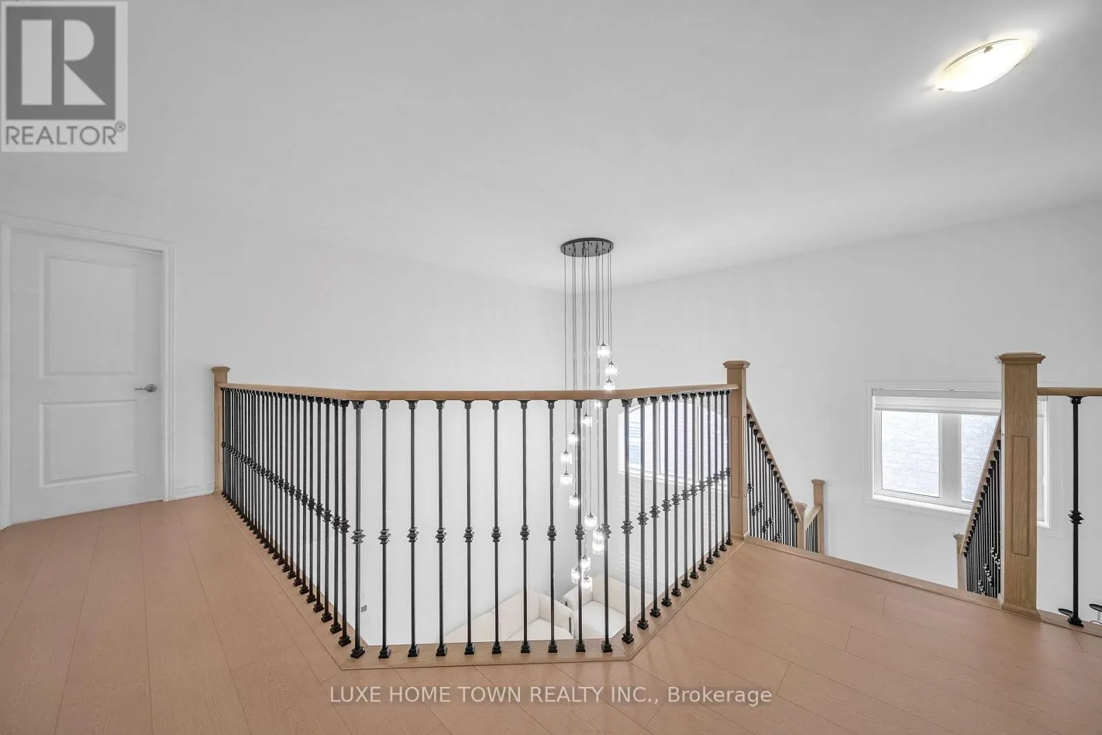 136 HARPIN WAY E