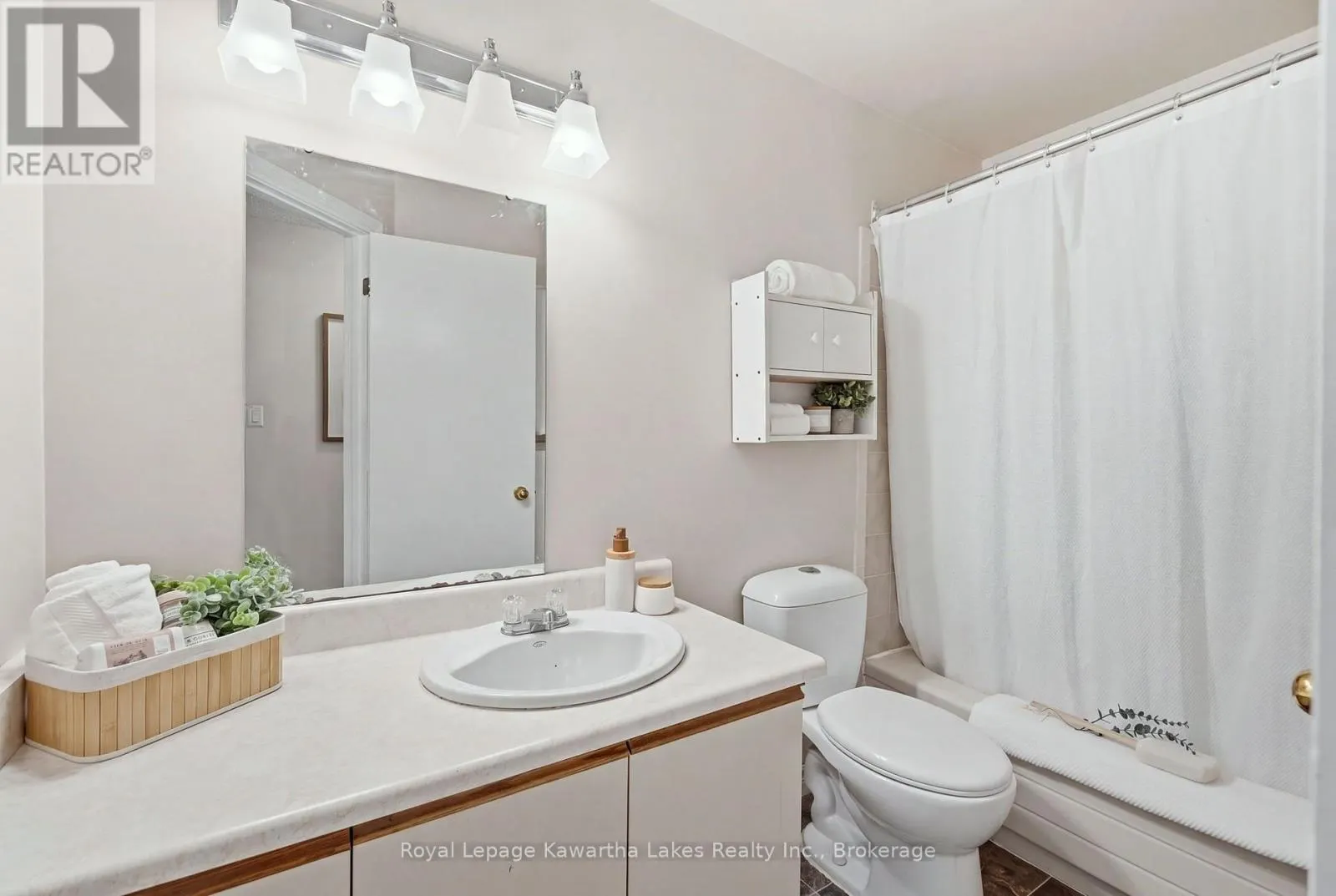 27 - 115 MARY STREET W #27
